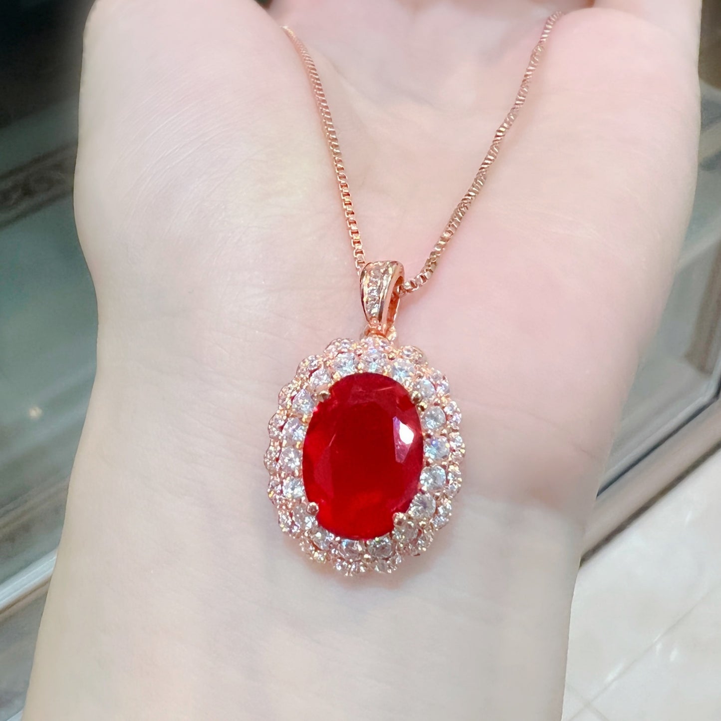 Ensemble de bague et collier en rubis de luxe